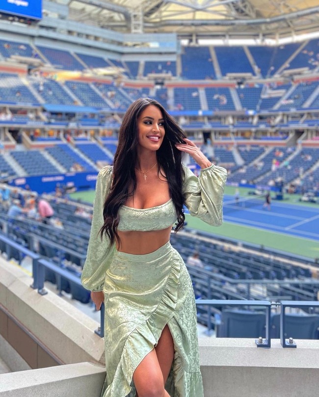 Kini Rachel tak hanya menghadiri turnamen di Amerika tapi dunia. Biasanya wanita tersebut bekerja sama dengan fotografer lokal untuk mengabadikan gayanya yang menawan di lapangan tenis.Foto: Instagram @@rstuhlmann