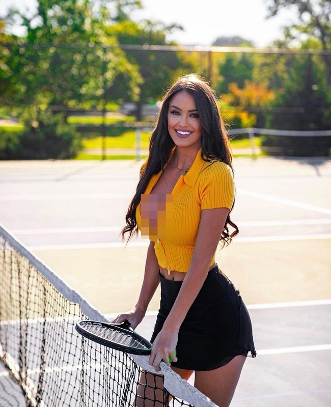 Rachel Stuhlmann disebut sebagai bidadari lapangan tenis. Namun ia bukanlah seorang atlet melainkan selebgram. Karena pesonanya, wanita tersebut dijuluki influencer tenis paling seksi di dunia dan sering disamakan dengan pegolf cantik, Paige Spiranac.Foto: Instagram @@rstuhlmann