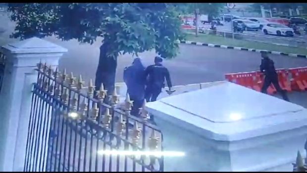 Rekaman CCTV wanita bawa pistol diamankan Paspampres di luar Istana Negara (dok. Istimewa)
