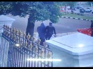 Detik-detik Paspampres Halangi Wanita Berpistol Depan Istana Negara