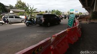 Berikut rekayasa lalin yang diberlakukan: Lalu Lintas dari arah Jalan Jatiwaringin (Selatan) menuju Cawang, Bekasi dan Jalan Pahlawan Revolusi yang semula melewati simpang dialihkan belok kiri ke jalan arteri samping on ramp Jatiwaringin-belok kanan di jembatan U-turn Universitas Borobudur-belok kiri menuju Cawang dan belok kanan menuju Jalan Pahlawan Revolusi/Bekasi.