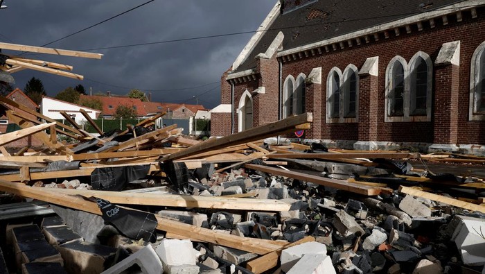 Puing-puing bangunan yang hancur terlihat di depan rumah warga.