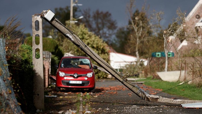 Pemandangan tiang listrik yang patah di tengah kerusakan akibat tornado di Bihucourt, Prancis utara, 24 Oktober 2022. REUTERS/Benoit Tessier

Orang-orang bekerja di luar gereja yang rusak akibat angin puting beliung di Bihucourt, Prancis utara, 24 Oktober 2022. REUTERS/Benoit Tessier

Pemandangan bagian dalam gereja yang rusak akibat angin puting beliung di Bihucourt, Prancis utara, 24 Oktober 2022.
