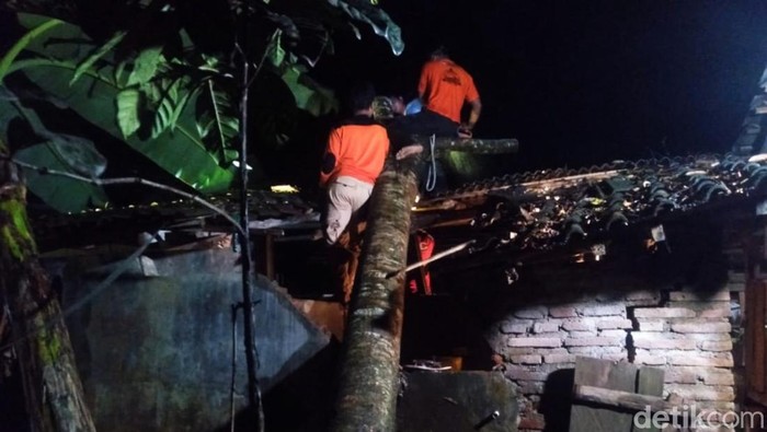 Rumah warga Banyuwangi yang rusak karena puting beliung