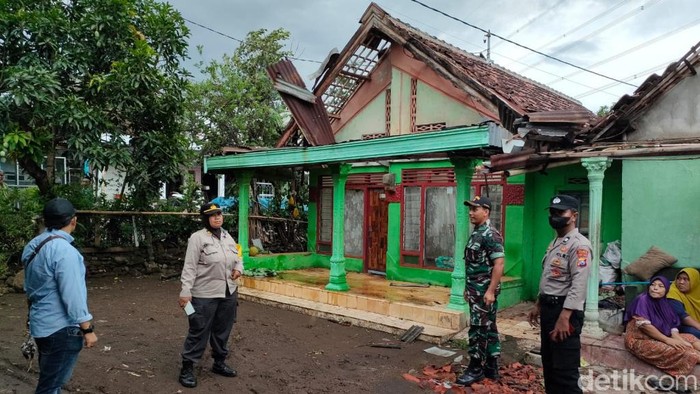 Puting Beliung Terjang Pasuruan 50 Rumah Warga Rusak