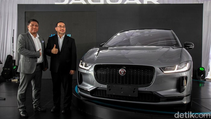 Sah! Mobil Listrik Para 'Sultan' Jaguar I-Pace Resmi Mengaspal PT JLM Auto Indonesia akhirnya resmi meluncurkan mobil listrik Jaguar I-Pace di Tanah Air, Selasa (25/10). Kendaraan SUV tersebut dihadirkan untuk para 'sultan'.