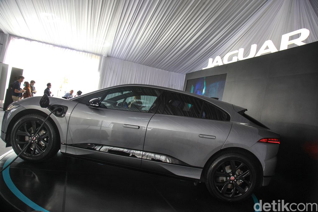 PT JLM Auto Indonesia akhirnya resmi meluncurkan mobil listrik Jaguar I-Pace di Tanah Air, Selasa (25/10). Kendaraan SUV tersebut dihadirkan untuk para 'sultan'.