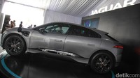 Jaguar I-Pace yang masuk Indonesia hanya hadir melalui satu pilihan varian, yakni P400. Kendaraan tersebut diklaim memiliki tampilan modern yang tak ditemukan di mobil listrik pada umumnya.