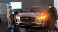 Sales dan Direktur Marketing PT JLM Auto Indonesia, Irvino Edwardly dan Head of Retail Network PT Indomobil Trada Nasional, Susilo Darmawan meluncurkan produk terbaru Jaguar I Pace di BSD, Tangerang, Banten, Selasa (25/10/2022).