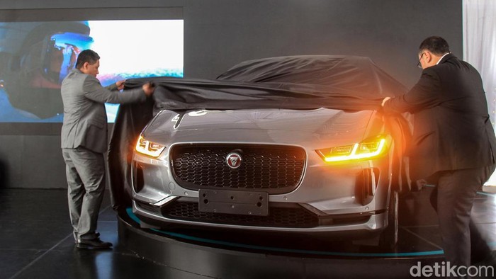 PT JLM Auto Indonesia akhirnya resmi meluncurkan mobil listrik Jaguar I-Pace di Tanah Air, Selasa (25/10). Kendaraan SUV tersebut dihadirkan untuk para 'sultan'.