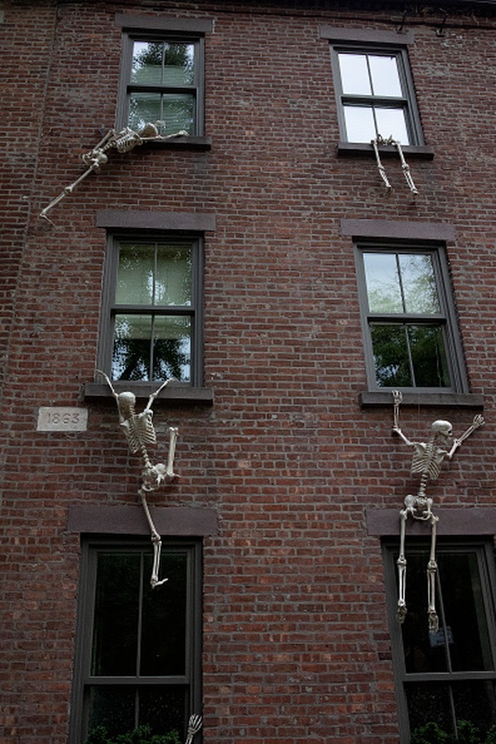 BROOKLYN, NY - OCTOBER 23: Homeowners decorate the outside of their homes in preparation for Halloween, on October 23, 2021, in the Cobble Hill neighborhood of Brooklyn, New York. (Photo by Andrew Lichtenstein/Corbis via Getty Images)