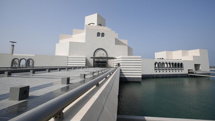Sambut Piala Dunia, Qatar Buka Kembali Museum Seni Islam Soccer Football - The reopening of Qatar's Museum of Islamic Art ahead of the World Cup - Museum of Islamic Art, Doha, Qatar - October 4, 2022 General view outside the Museum of Islamic Art during the reopening REUTERS/Hamad I Mohammed