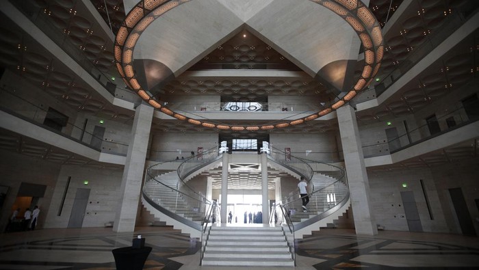 Sambut Piala Dunia, Qatar Buka Kembali Museum Seni Islam Soccer Football - The reopening of Qatar's Museum of Islamic Art ahead of the World Cup - Museum of Islamic Art, Doha, Qatar - October 4, 2022 General view outside the Museum of Islamic Art during the reopening REUTERS/Hamad I Mohammed