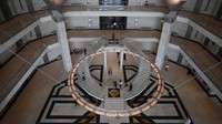 Museum tersebut dibangun di pulau yang dibuat khusus di kawasan pejalan kaki tepi laut Doha. Museum dengan lima lantai itu mendesain ulang koleksinya dengan sekitar dua pertiga dari seribu pameran baru di museum.