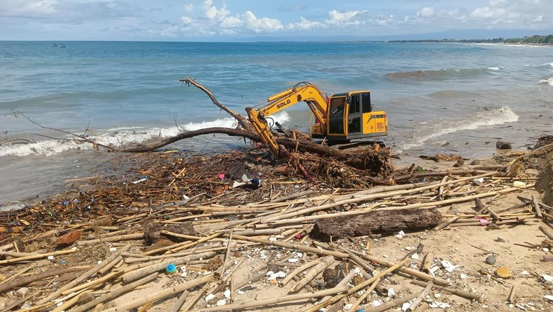 Sampah yang memenuhi Pantai Kuta dibersihkan dengan alat berat Selasa (25/10/2022).