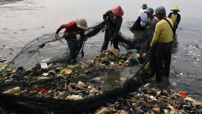 Nelayan membersihkan sampah yang tersangkut di jaring saat melaut di Pantai Sukaraja, Bandar Lampung, Lampung, Selasa (25/10/2022). Warga dan nelayan sekitar mengeluhkan limbah sampah rumah tangga yang terbawa arus sungai sampai ke pantai sehingga membuat hasil tangkapan para nelayan berkurang dan membuat lingkungan pantai menjadi kotor. ANTARA FOTO/Ardiansyah/hp.