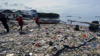 Warga dan nelayan sekitar mengeluhkan limbah sampah rumah tangga yang terbawa arus sungai sampai ke pantai sehingga membuat hasil tangkapan para nelayan berkurang dan membuat lingkungan pantai menjadi kotor.