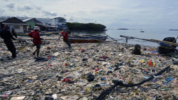 Nasib Pantai di Bandar Lampung yang Penuh Sampah