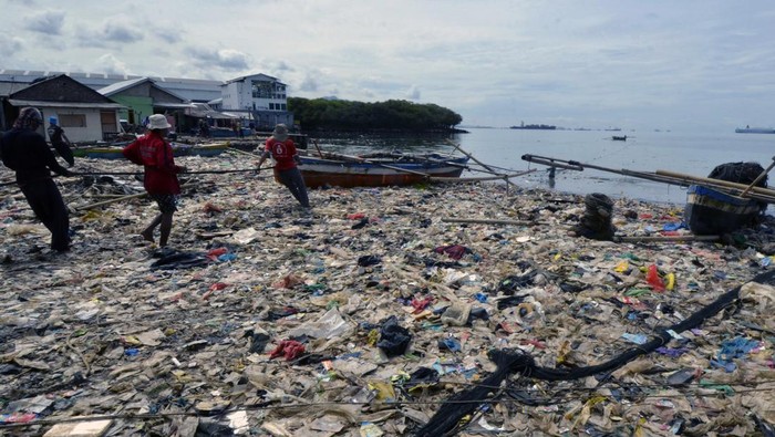 Nelayan membersihkan sampah yang tersangkut di jaring saat melaut di Pantai Sukaraja, Bandar Lampung, Lampung, Selasa (25/10/2022). Warga dan nelayan sekitar mengeluhkan limbah sampah rumah tangga yang terbawa arus sungai sampai ke pantai sehingga membuat hasil tangkapan para nelayan berkurang dan membuat lingkungan pantai menjadi kotor. ANTARA FOTO/Ardiansyah/hp.