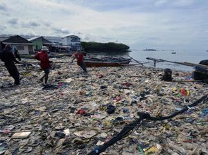 Nasib Pantai di Bandar Lampung yang Penuh Sampah