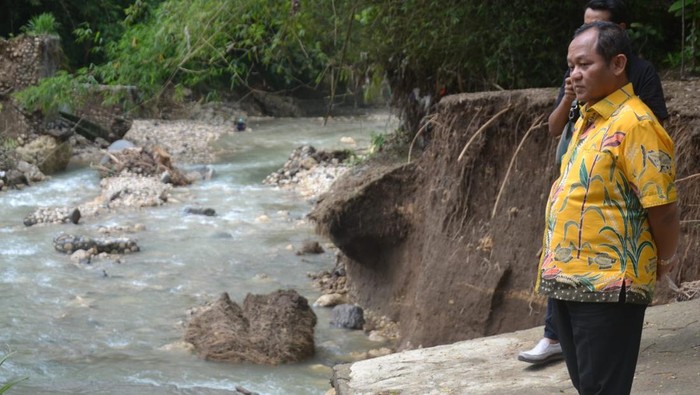 Sarmuji di lokasi banjir Blitar