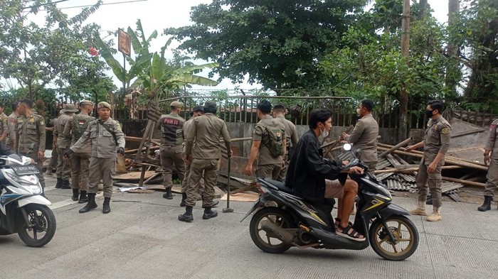 Satpol PP Bongkar 42 Lapak PKL di Jalan Ciawi Bogor (dok Satpol PP Kabupaten Bogor)