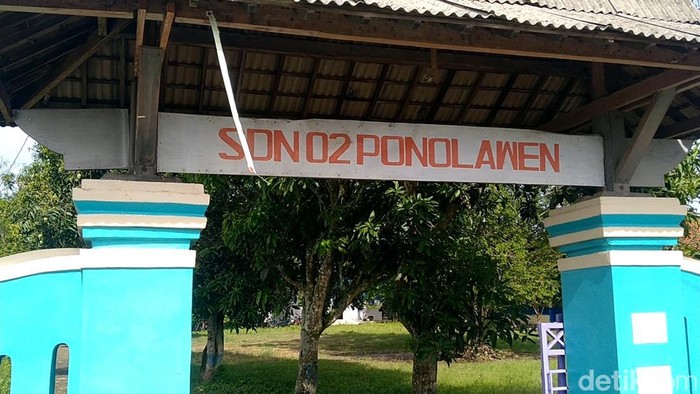 SDN 02 Ponolawen nyaris ambruk dan kondisinya memprihatinkan SDN 02 Ponolawen nyaris ambruk dan kondisinya memprihatinkan. Foto diambil Selasa (25/10/2022).