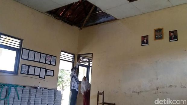 SDN 02 Ponolawen nyaris ambruk dan kondisinya memprihatinkan. Foto diambil Selasa (25/10/2022).