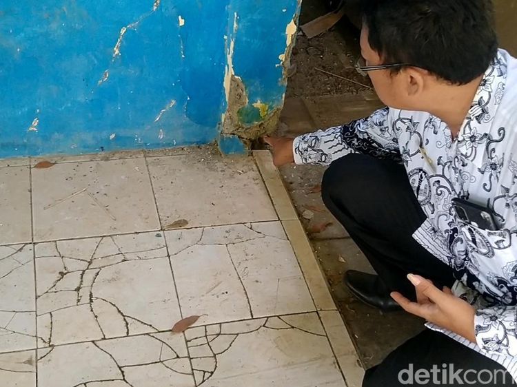 Potret Kerusakan SDN 02 Ponolawen: Dinding Berlubang-Atap Nyaris Ambruk