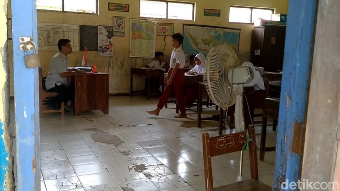 SDN 02 Ponolawen nyaris ambruk dan kondisinya memprihatinkan. Foto diambil Selasa (25/10/2022).