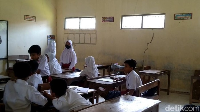 SDN 02 Ponolawen nyaris ambruk dan kondisinya memprihatinkan SDN 02 Ponolawen nyaris ambruk dan kondisinya memprihatinkan. Foto diambil Selasa (25/10/2022).