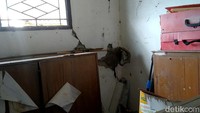 Ari mengatakan para siswa yang ruang kelasnya memprihatinkan dipindahkan ke ruangan lain yang lebih baik. Misalnya saja ruang kelas 4 yang dikosongkan dipindahkan ke perpustakaan, dan ruangan kepala sekolah digunakan untuk belajar siswa kelas 1. Foto: Robby Bernardi/detikJateng