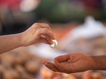 Sedekah Paling Utama Adalah Dilakukan di Waktu Sempit, Ini Haditsnya