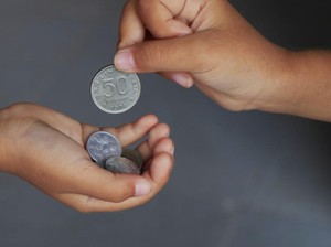 9 Adab Bersedekah, Pastikan Menggunakan Harta yang Halal