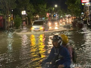 Hujan Deras Rendam Jalanan di Kawasan Rumah Dinas Wabup Bojonegoro