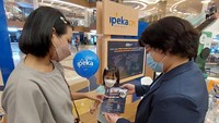 Pengunjung booth pameran Sekolah Kristen Ipeka CPI yang berlokasi di TSM Mall Makassar sedang mencari informasi. Pameran ini berlangsung pada 24-30 Oktober 2022 yang bisa dikunjungi oleh masyarakat khususnya warga Makassar.