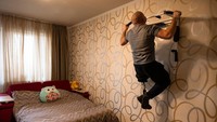 Eugeniy (36) menjalani pelatihan fisik di Kamar tidur untuk terapi mental dan fisiknya. Dia kehilangan kakinya pada 14 Maret di dekat Makariv, kyiv.