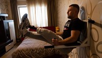 Oleksandr (36) melakukan latihan fisik di kamarnya, Sabtu (22/10/2022). Sama seperti Eugeniy, ia kehilangan kakinya pada tanggal 14 Maret di dekat Makariv, Kyiv.
