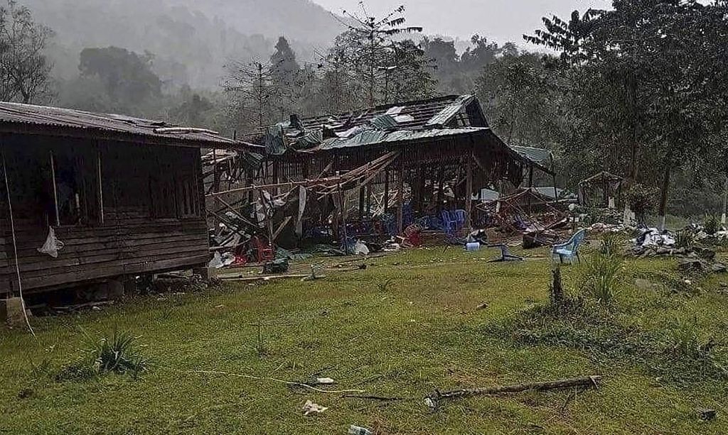 Tembakan jet tempur di Myanmar menewaskan 80 orang. Serangan tersebut mengenai sebuah acara konser musik di Myanmar.