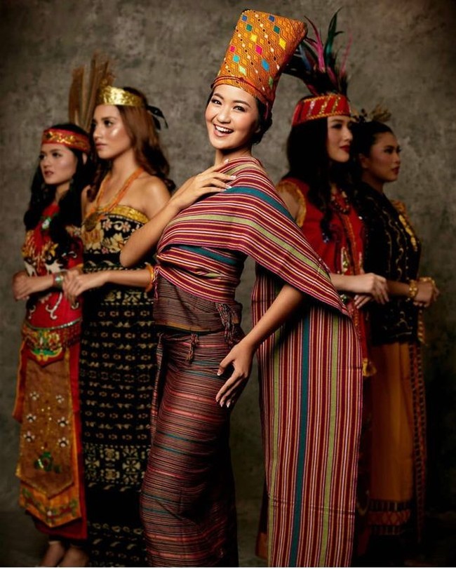 Dalam acara tersebut, Putri tidak menjadi pemenang. Dia hanya sebagai finalis Terune Dedare Lombok Timur 2019. Singkat cerita ketika aku dan yang lain selesai acara, aku ada di belakang panggung, tiba-tiba seseorang menghampiri aku namanya kak Arnold. Kak Arnold adalah orang me-notice keberadaanku waktu di atas panggung yang pada akhirnya ngajak aku ngobrol-ngobrol sedikit terkait tertarik tidaknya aku dengan ajang pemilihan Puteri Indonesia, kenang Putri panjang lebar.  Foto: Dok. Instagram @officialputeriindonesiantb.