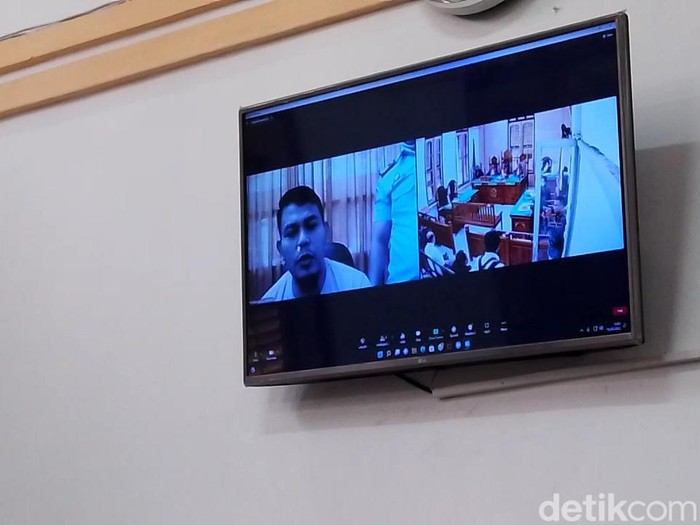 Brigadir Wisnu saat mengikuti agenda sidang tuntutan dalam kasus pengiriman sabu ke hakim PN Rangkasbitung. (Farid/detikSumut)