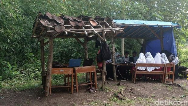 Siswa kelas V SDN Kutamendala 5 mengerjakan ANBK di gubuk karena tidak ada sinyal, Selasa (25/10/2022).