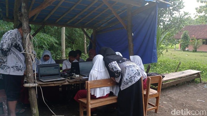 Siswa kelas V SDN Kutamendala 5 mengerjakan ANBK di gubuk karena tidak ada sinyal, Selasa (25/10/2022).