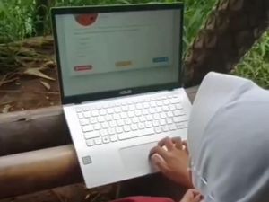 Demi ANBK, Guru-Siswa SD di Pekalongan Naik Bukit Cari Sinyal Internet
