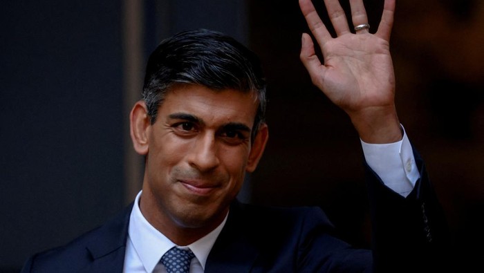 New leader of Britains Conservative Party Rishi Sunak waves outside the partys headquarters in London, Britain, October 24, 2022. REUTERS/Henry Nicholls     TPX IMAGES OF THE DAY