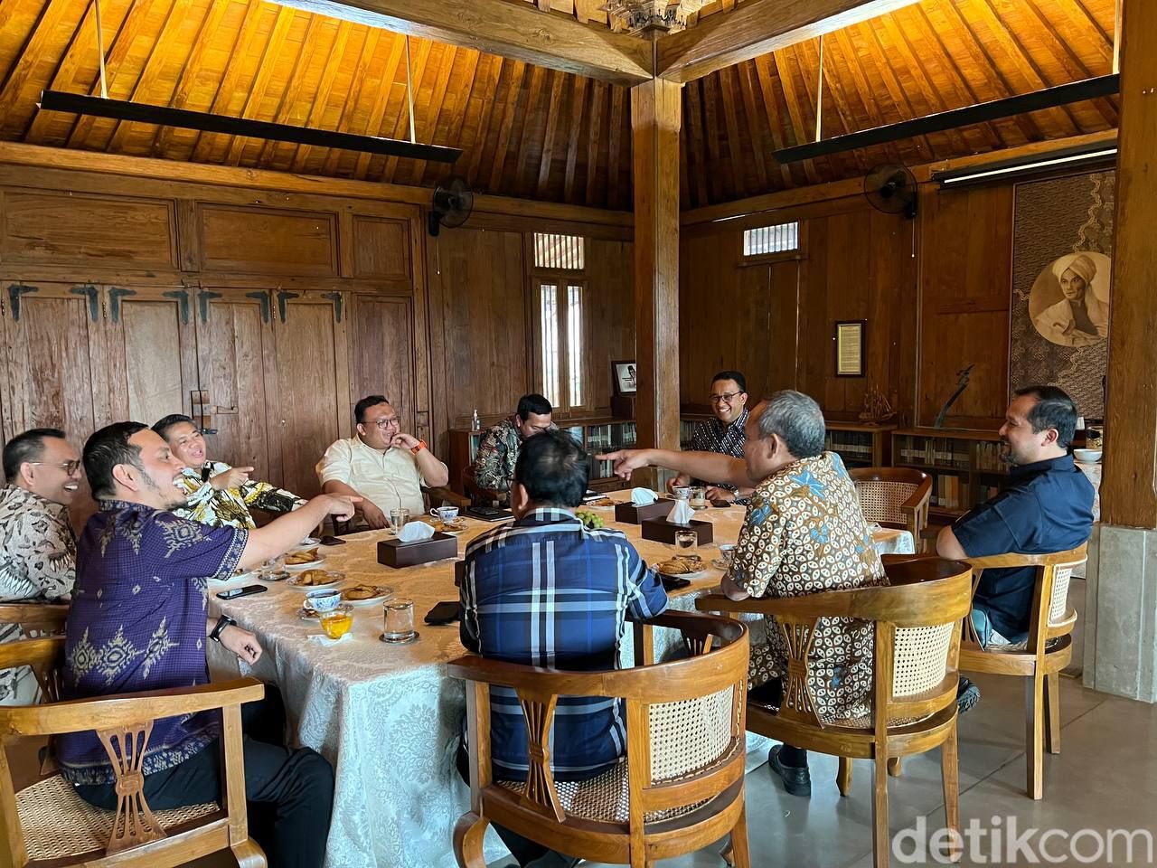 Suasana acara makan bersama oleh tim kecil bentukkan NasDem, Demokrat, PKS di kediaman Anies Baswedan, Selasa (25/10/2022). (dok. Istimewa)