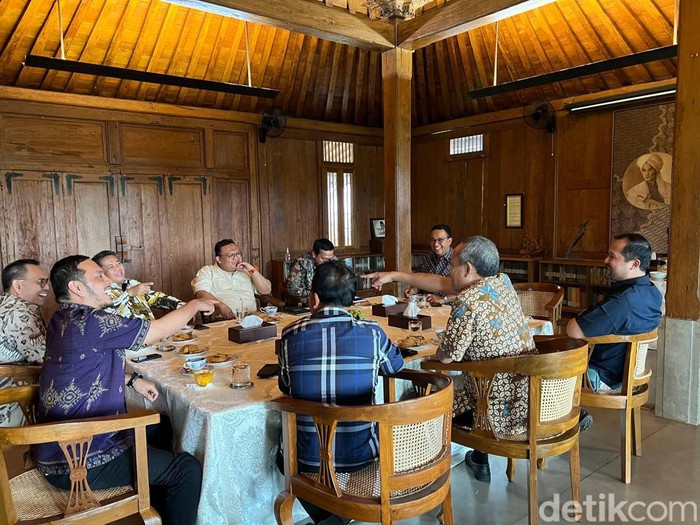 Suasana acara makan bersama oleh tim kecil bentukkan NasDem, Demokrat, PKS di kediaman Anies Baswedan, Selasa (25/10/2022). (dok. Istimewa)