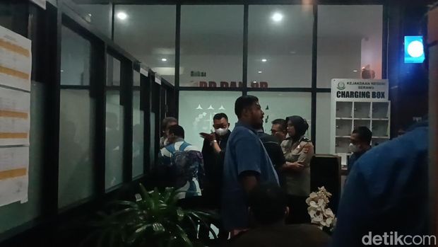 Suasana di ruangan penyerahan berkas di Kejari Serang