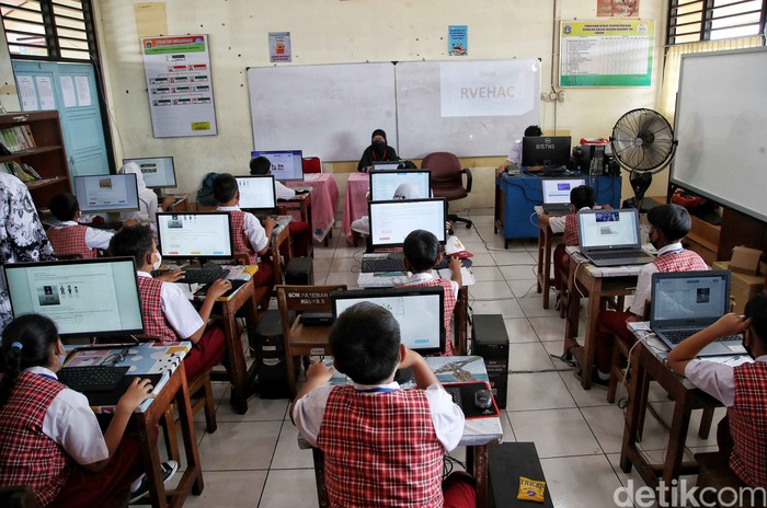 ANBK (Asesmen Nasional Berbasis Komputer) jenjang SD digelar serentak di Jakarta. Salah satunya di SDN Kramat 06 Pagi, Senen, Jakpus.