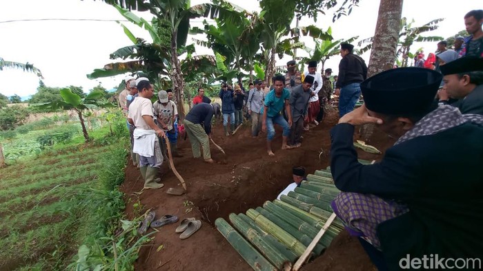 Suasana pemakaman korban longsor di Sukabumi.
